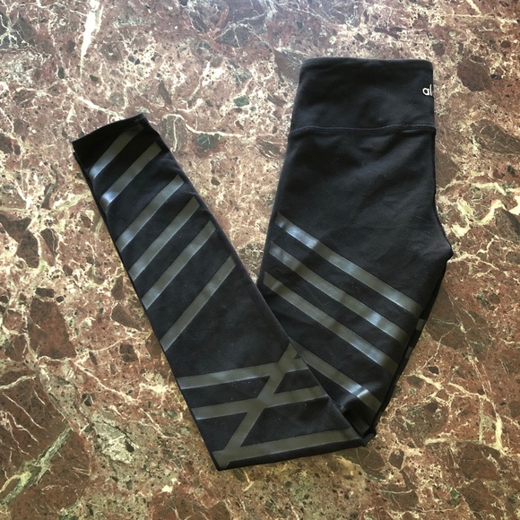 ALO YOGA Airbrush Lineal Diagonal Stripe Leggings in Black - Picture 7 of 12